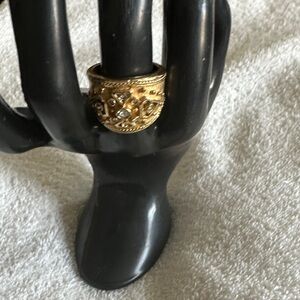 Elegant Gold Ring with Intricate Design